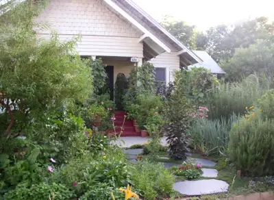 Photos Of Front Yards Turned Into Edible Gardens. ediblegarden4 Photos Of Front Yards Turned Into Edible Gardens.